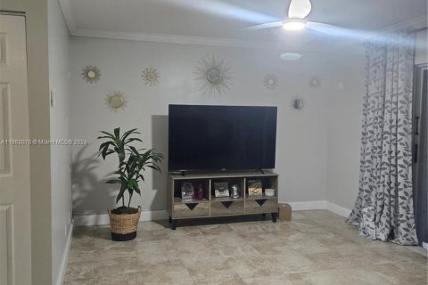 Adosado en venta en Miami, Florida, 3 dormitorios № 1366995 - foto 13