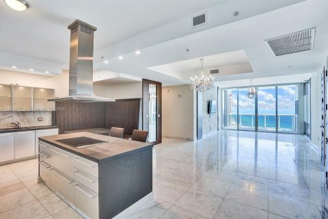 Condo in Sunny Isles Beach, Florida, 3 bedrooms  № 1366997 - photo 1