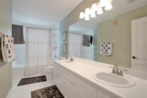 Townhouse in Miramar, Florida 4 bedrooms, 188.78 sq.m. № 1358728 - photo 12