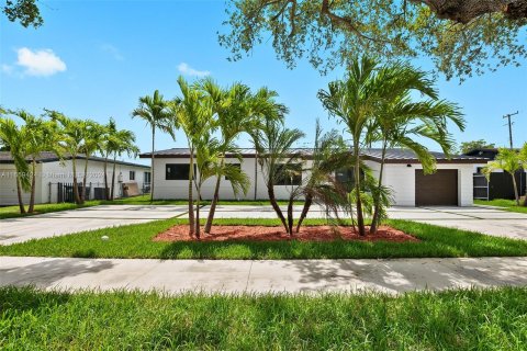 House in Miami, Florida 4 bedrooms, 158.68 sq.m. № 1366999 - photo 3