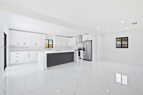 Villa ou maison à vendre à Miami, Floride: 4 chambres, 158.68 m2 № 1366999 - photo 11