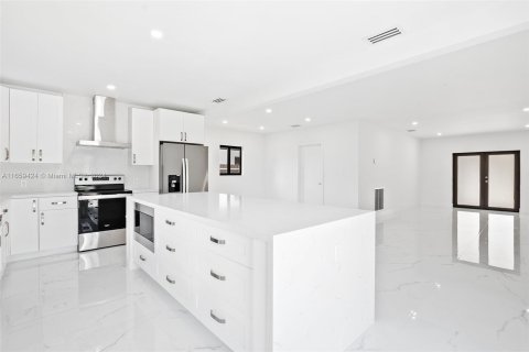 House in Miami, Florida 4 bedrooms, 158.68 sq.m. № 1366999 - photo 8