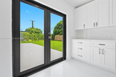 House in Miami, Florida 4 bedrooms, 158.68 sq.m. № 1366999 - photo 12