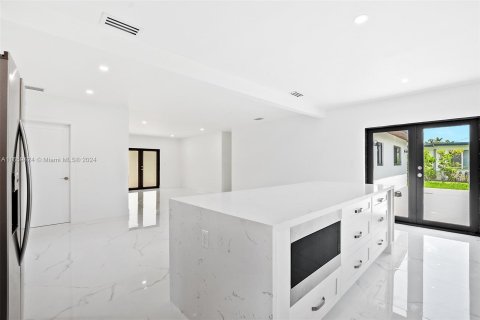 Casa en venta en Miami, Florida, 4 dormitorios, 158.68 m2 № 1366999 - foto 9