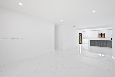 House in Miami, Florida 4 bedrooms, 158.68 sq.m. № 1366999 - photo 5