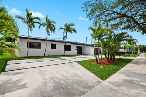 House in Miami, Florida 4 bedrooms, 158.68 sq.m. № 1366999 - photo 1