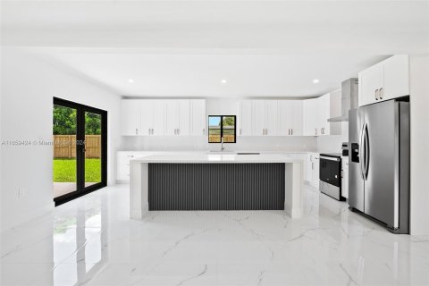 Casa en venta en Miami, Florida, 4 dormitorios, 158.68 m2 № 1366999 - foto 4