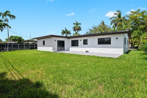 House in Miami, Florida 4 bedrooms, 158.68 sq.m. № 1366999 - photo 24