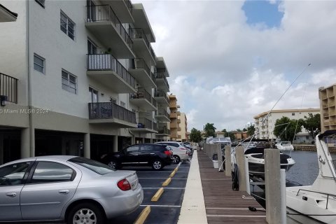 Купить кондоминиум в Норт-Майами-Бич, Флорида 4 комнаты, 69.68м2, № 1119741 - фото 25
