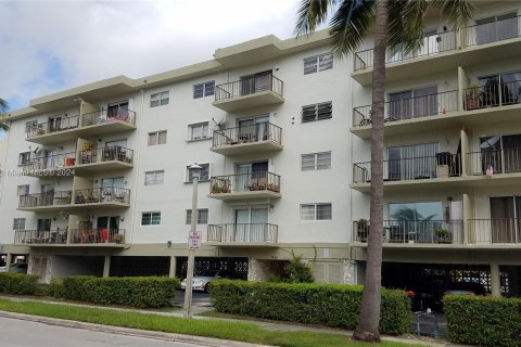 Купить кондоминиум в Норт-Майами-Бич, Флорида 4 комнаты, 69.68м2, № 1119741 - фото 24