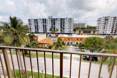 Купить кондоминиум в Норт-Майами-Бич, Флорида 4 комнаты, 69.68м2, № 1119741 - фото 9