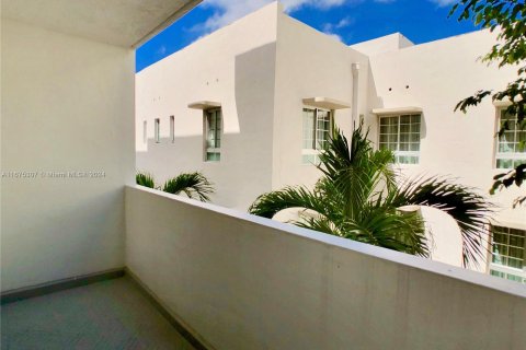 Condo in Miami Beach, Florida, 1 bedroom  № 1399125 - photo 12