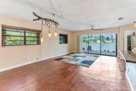 Adosado en venta en Miami, Florida, 3 dormitorios, 161.37 m2 № 1399122 - foto 5