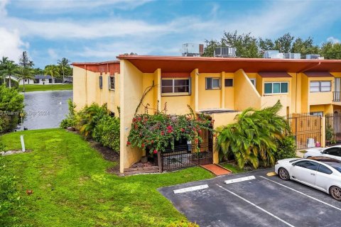 Adosado en venta en Miami, Florida, 3 dormitorios, 161.37 m2 № 1399122 - foto 28