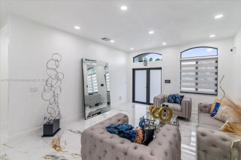 Casa en venta en Miami, Florida, 5 dormitorios, 243.78 m2 № 1399167 - foto 19