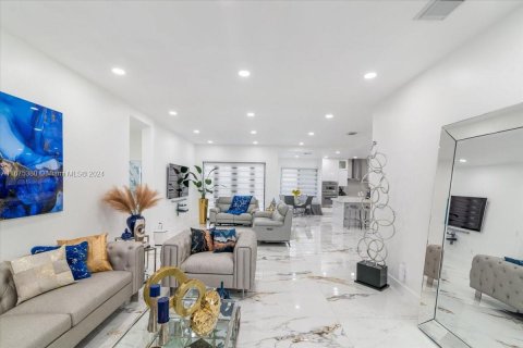 Casa en venta en Miami, Florida, 5 dormitorios, 243.78 m2 № 1399167 - foto 14