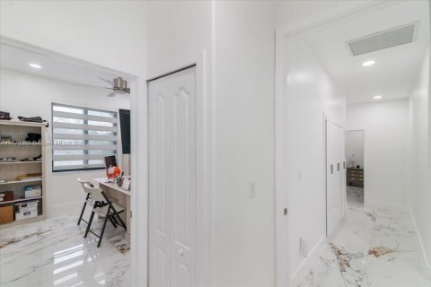 Casa en venta en Miami, Florida, 5 dormitorios, 243.78 m2 № 1399167 - foto 29