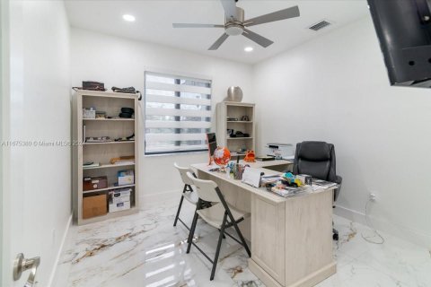 Casa en venta en Miami, Florida, 5 dormitorios, 243.78 m2 № 1399167 - foto 30