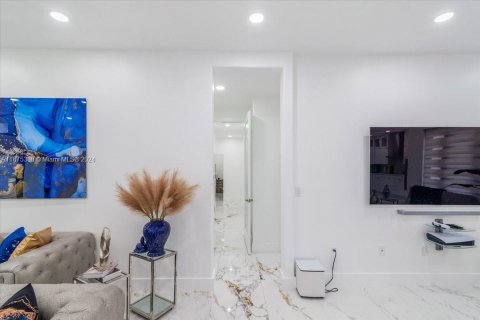 Casa en venta en Miami, Florida, 5 dormitorios, 243.78 m2 № 1399167 - foto 27