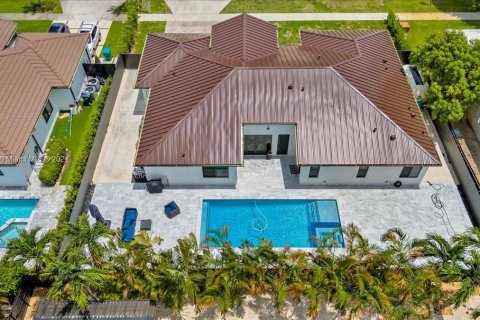 Casa en venta en Miami, Florida, 5 dormitorios, 243.78 m2 № 1399167 - foto 8