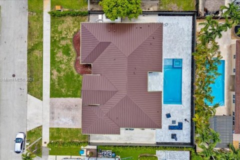 Casa en venta en Miami, Florida, 5 dormitorios, 243.78 m2 № 1399167 - foto 11