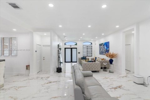 Casa en venta en Miami, Florida, 5 dormitorios, 243.78 m2 № 1399167 - foto 26