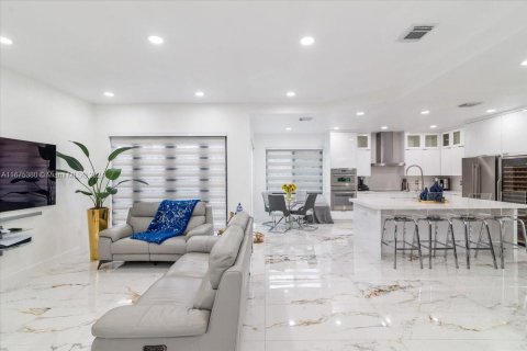 Casa en venta en Miami, Florida, 5 dormitorios, 243.78 m2 № 1399167 - foto 16