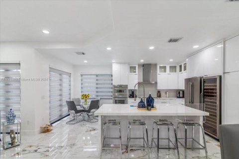 Casa en venta en Miami, Florida, 5 dormitorios, 243.78 m2 № 1399167 - foto 21