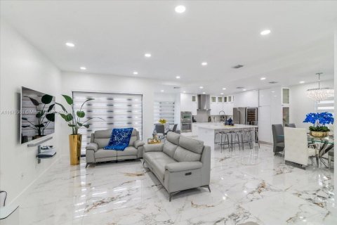 Casa en venta en Miami, Florida, 5 dormitorios, 243.78 m2 № 1399167 - foto 15