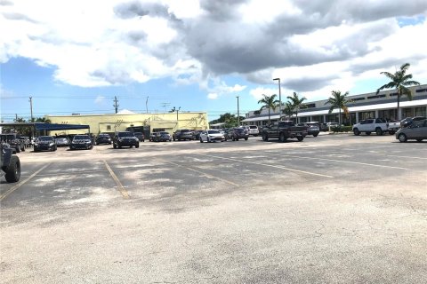 Commercial property in Hialeah, Florida № 758877 - photo 19