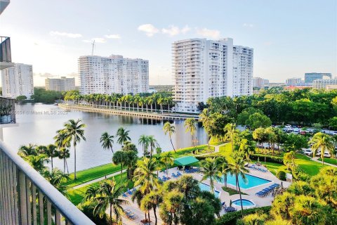 Condo in Aventura, Florida, 2 bedrooms  № 758831 - photo 1