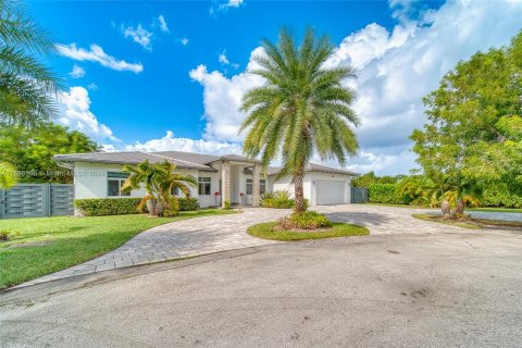 House in Miami, Florida 5 bedrooms, 295.34 sq.m. № 1431328 - photo 3