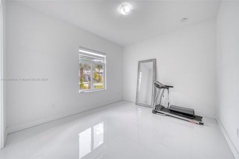 House in Miami, Florida 5 bedrooms, 295.34 sq.m. № 1431328 - photo 18