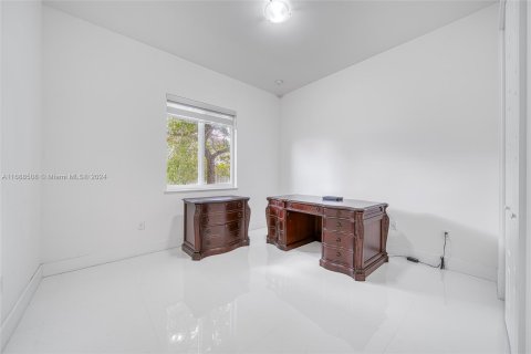 House in Miami, Florida 5 bedrooms, 295.34 sq.m. № 1431328 - photo 23