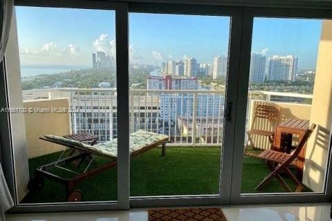 Condo in Hallandale Beach, Florida, 1 bedroom  № 1368740 - photo 2