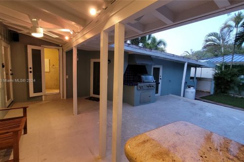 House in Miami, Florida 3 bedrooms, 196.67 sq.m. № 1368778 - photo 2