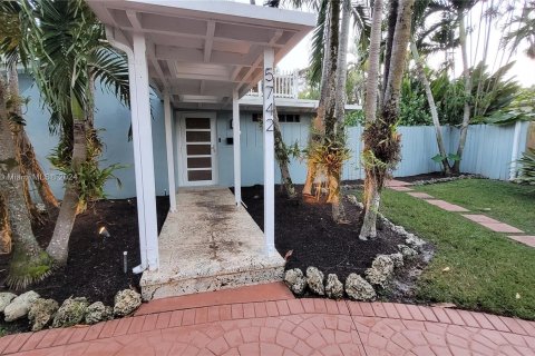 Casa en alquiler en Miami, Florida, 3 dormitorios, 196.67 m2 № 1368778 - foto 1