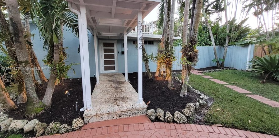 House in Miami, Florida 3 bedrooms, 196.67 sq.m. № 1368778