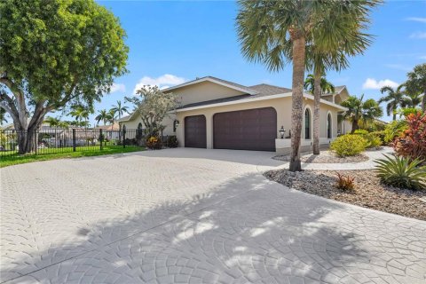 House in Cape Coral, Florida 3 bedrooms, 270.25 sq.m. № 1402251 - photo 6