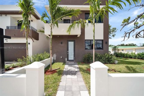 Townhouse in Oakland Park, Florida 3 bedrooms, 154.78 sq.m. № 827507 - photo 1