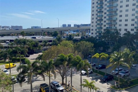 Condo in Sunny Isles Beach, Florida, 1 bedroom  № 1310073 - photo 18