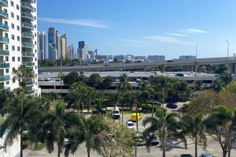 Condo in Sunny Isles Beach, Florida, 1 bedroom  № 1310073 - photo 17