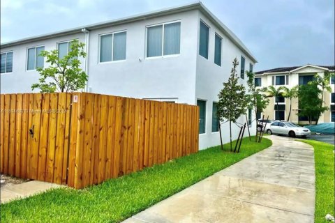 Townhouse in Homestead, Florida 4 bedrooms, 139.35 sq.m. № 1013501 - photo 1