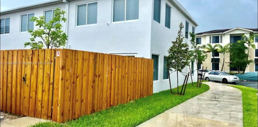 Townhouse in Homestead, Florida 4 bedrooms, 139.35 sq.m. № 1013501