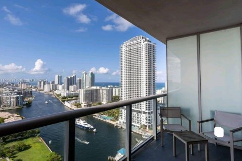 Condo in Hallandale Beach, Florida, 2 bedrooms  № 1369125 - photo 3