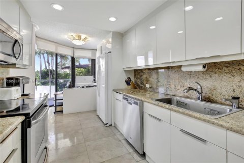 Condo in Aventura, Florida, 2 bedrooms  № 1305499 - photo 9