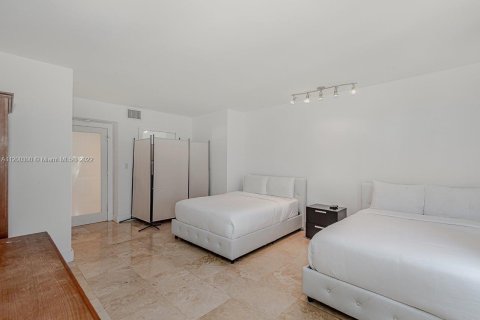 Condo in Miami Beach, Florida, 2 bedrooms  № 7315 - photo 23