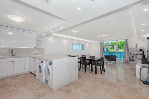 Condominio en alquiler en Miami Beach, Florida, 2 dormitorios, 137.5 m2 № 7315 - foto 12