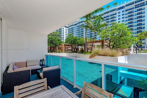Condo in Miami Beach, Florida, 2 bedrooms  № 7315 - photo 28