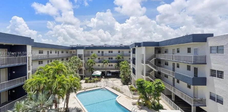 Condominio en North Miami Beach, Florida, 2 dormitorios  № 409786